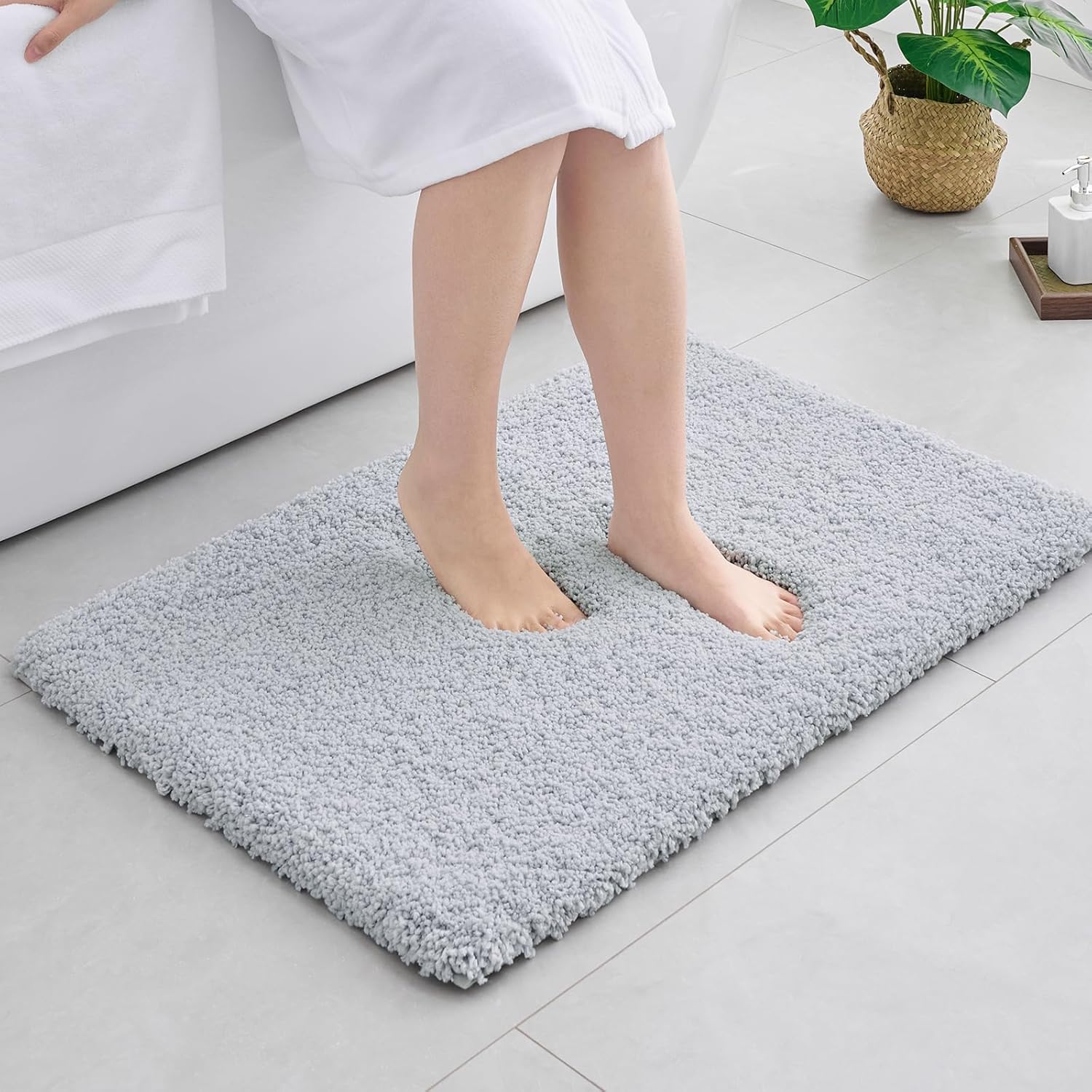 White Non-Slip Plush Bath Mat
